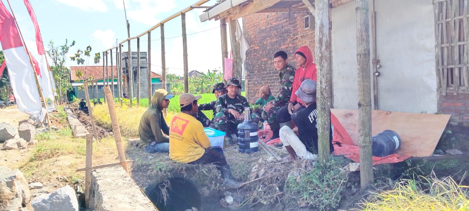 Canda gurau anggota Satgas TMMD disela sela kejar target