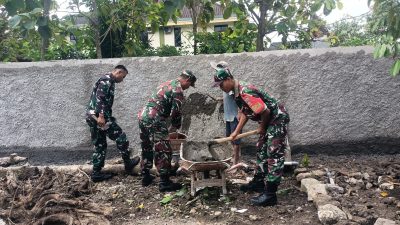 PERKUAT ASET DESA, BABINSA DAN WARGA GOTONG ROYONG BANGUN PAGAR TEMBOK BUMDES