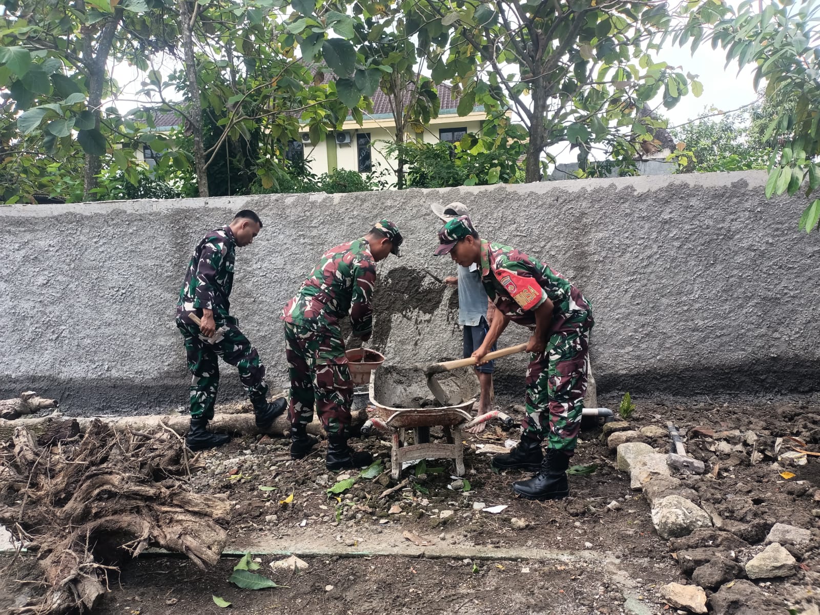 PERKUAT ASET DESA, BABINSA DAN WARGA GOTONG ROYONG BANGUN PAGAR TEMBOK BUMDES