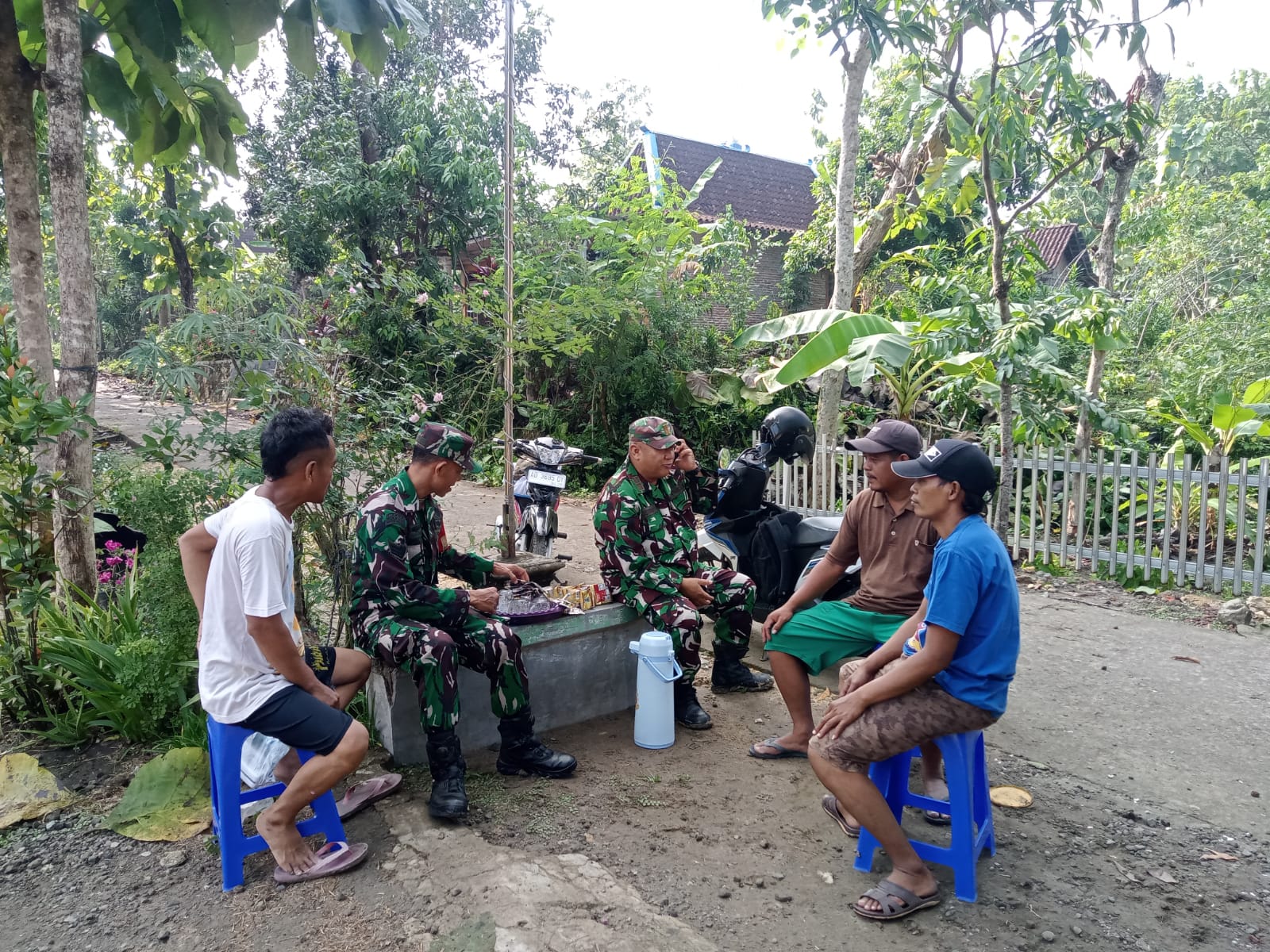 Babinsa Ajak Warga Aktifkan Kembali Kerja Bakti Demi Kebersihan Lingkungan