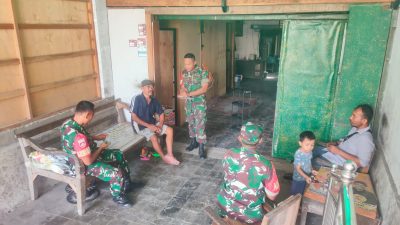 Babinsa Komsos dengan Penerima Bansos, Upaya Hilangkan Kecemburuan Sosial Babinsa Komsos dengan Penerima Bansos, Upaya Hilangkan Kecemburuan Sosial