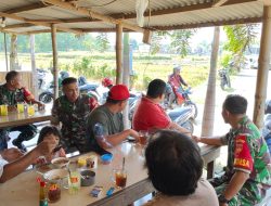Babinsa Pererat Silaturahmi dengan Warga Lewat Ngopi Bersama di Warung