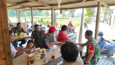 Babinsa Pererat Silaturahmi dengan Warga Lewat Ngopi Bersama di Warung Babinsa Pererat Silaturahmi dengan Warga Lewat Ngopi Bersama di Warung