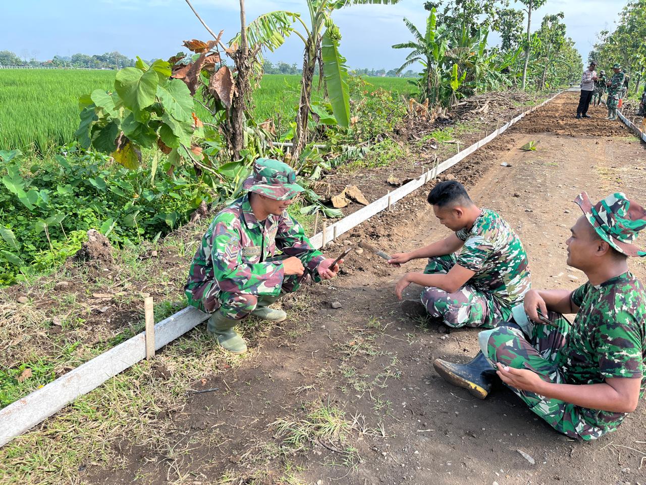 Pengobat Rasa Rindu Anggota Satgas TMMD Reg Ke-128 Sragen