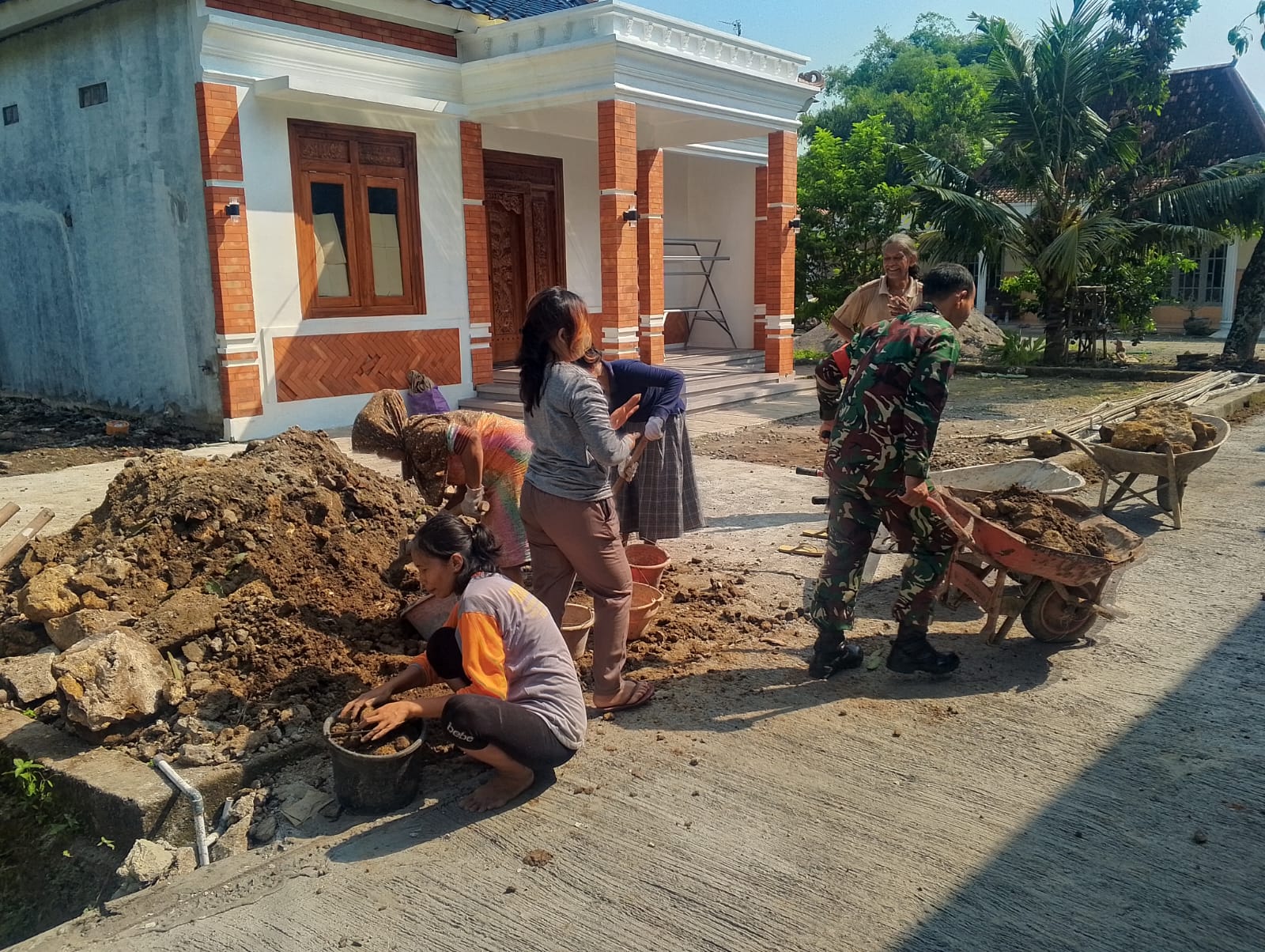 Babinsa: Garda Terdepan Pembangunan, Bersama Warga Perbaiki Infrastruktur Jalan