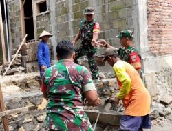 Babinsa Dampingi Pembuatan Pondasi Rumah Warga, Wujud Kepedulian Terhadap Kesulitan Masyarakat