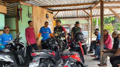 Babinsa Jalin Komunikasi Sosial dengan Warga, Suasana Santai dan Penuh Keakraban Babinsa Jalin Komunikasi Sosial dengan Warga, Suasana Santai dan Penuh Keakraban