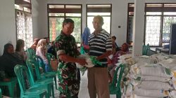 Babinsa Kawal Penyaluran Beras Bantuan Pangan