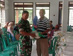 Babinsa Kawal Penyaluran Beras Bantuan Pangan