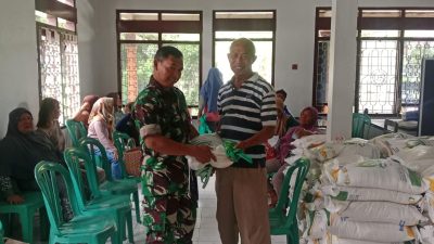 Babinsa Kawal Penyaluran Beras Bantuan Pangan