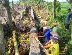 Cegah Longsor dan Banjir, Darmadi Pimpin Warga Kerja Bakti Pembersihan Talud