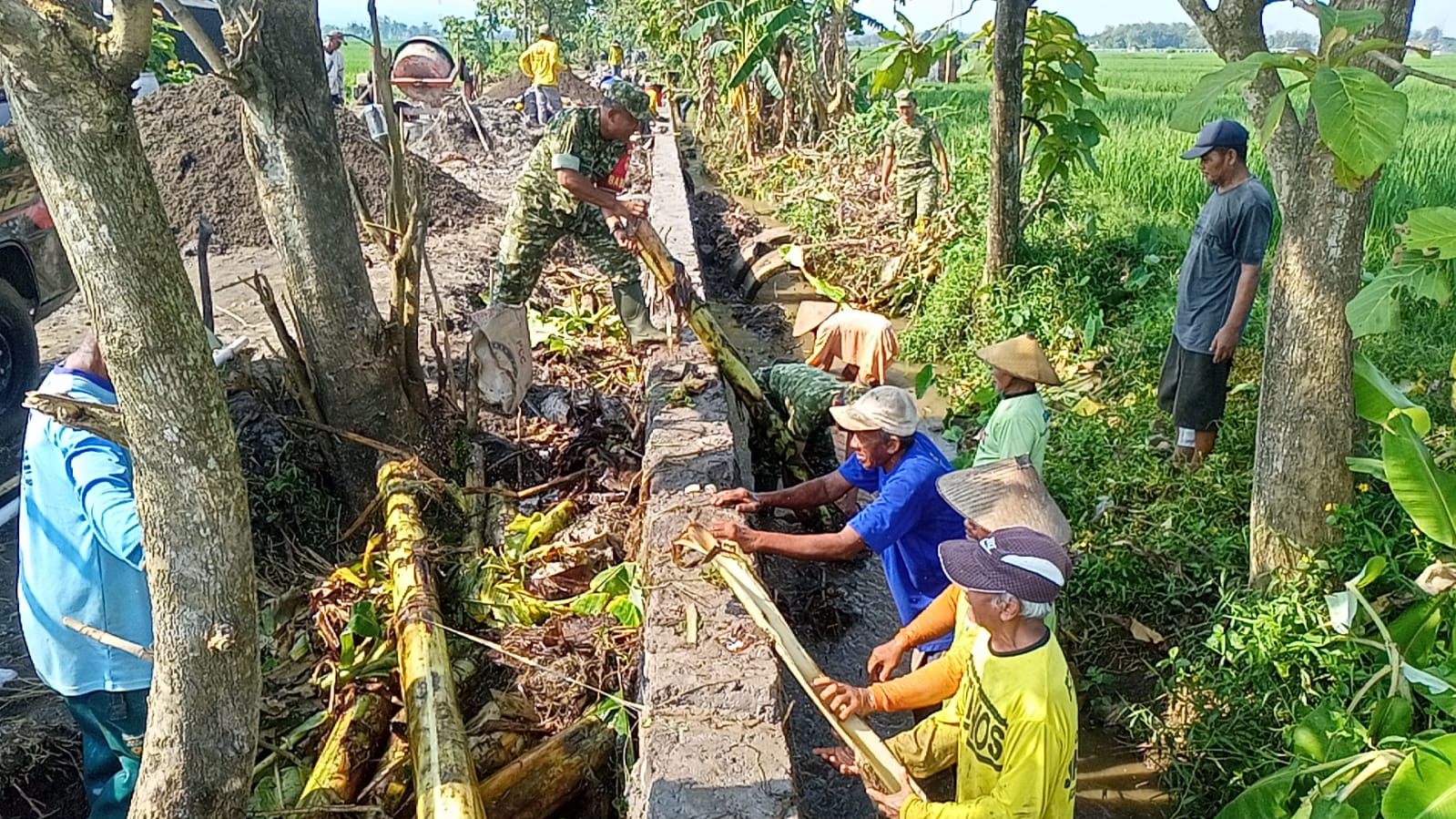 Cegah Longsor dan Banjir, Darmadi Pimpin Warga Kerja Bakti Pembersihan Talud