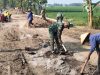 Babinsa Kerja Bakti Bangun Talud Jalan Penghubung Sawah Antar Desa  Puro – Pelemgadung