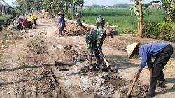 Babinsa Kerja Bakti Bangun Talud Jalan Penghubung Sawah Antar Desa  Puro – Pelemgadung