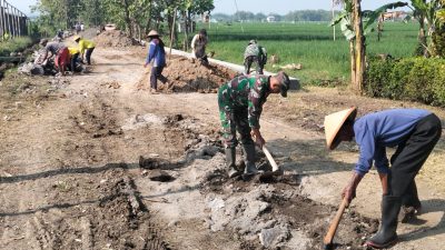Babinsa Kerja Bakti Bangun Talud Jalan Penghubung Sawah Antar Desa  Puro – Pelemgadung