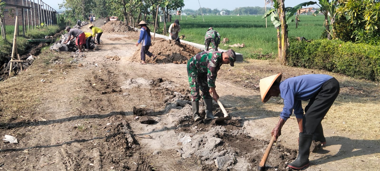 Babinsa Kerja Bakti Bangun Talud Jalan Penghubung Sawah Antar Desa  Puro – Pelemgadung