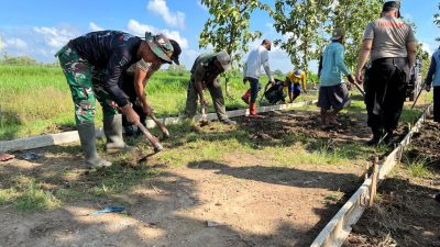 Pemerataan Tanah dan pembersihan sampah sebelum di betonisasi