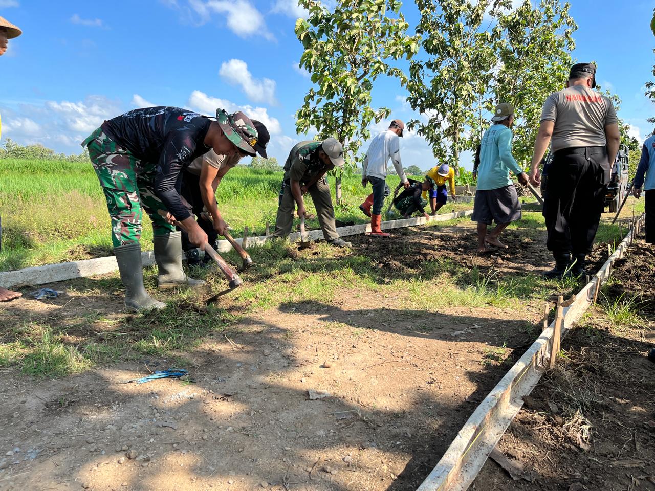 Pemerataan Tanah dan pembersihan sampah sebelum di betonisasi