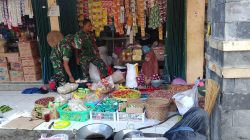 Babinsa Turun ke Pasar Tradisional, Cek Harga Sembako Babinsa Turun ke Pasar Tradisional, Cek Harga Sembako