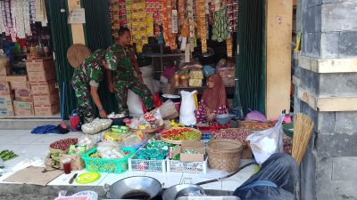 Babinsa Turun ke Pasar Tradisional, Cek Harga Sembako Babinsa Turun ke Pasar Tradisional, Cek Harga Sembako