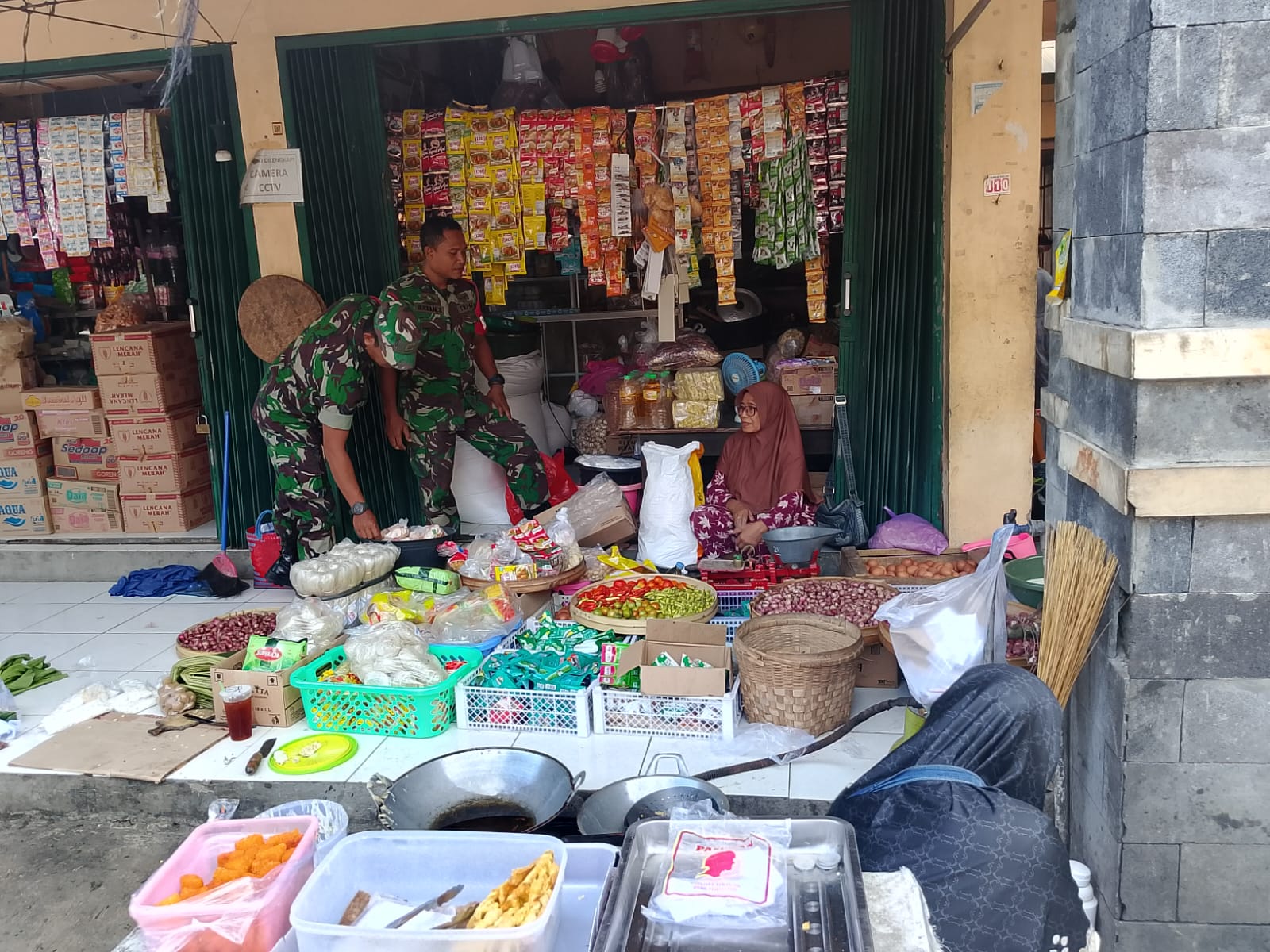 Babinsa Turun ke Pasar Tradisional, Cek Harga Sembako