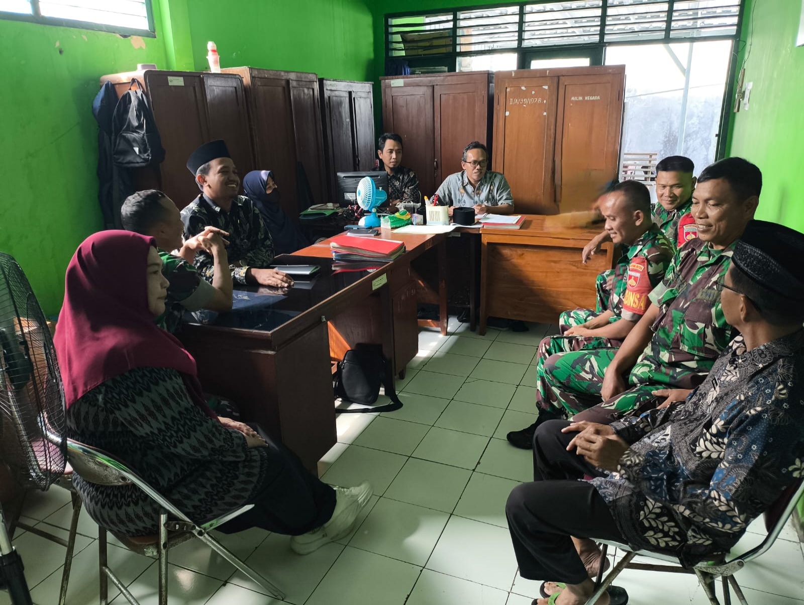 PERKUAT SINERGI, BABINSA KOMSOS DI KANTOR KUA BAHAS KETAHANAN KELUARG