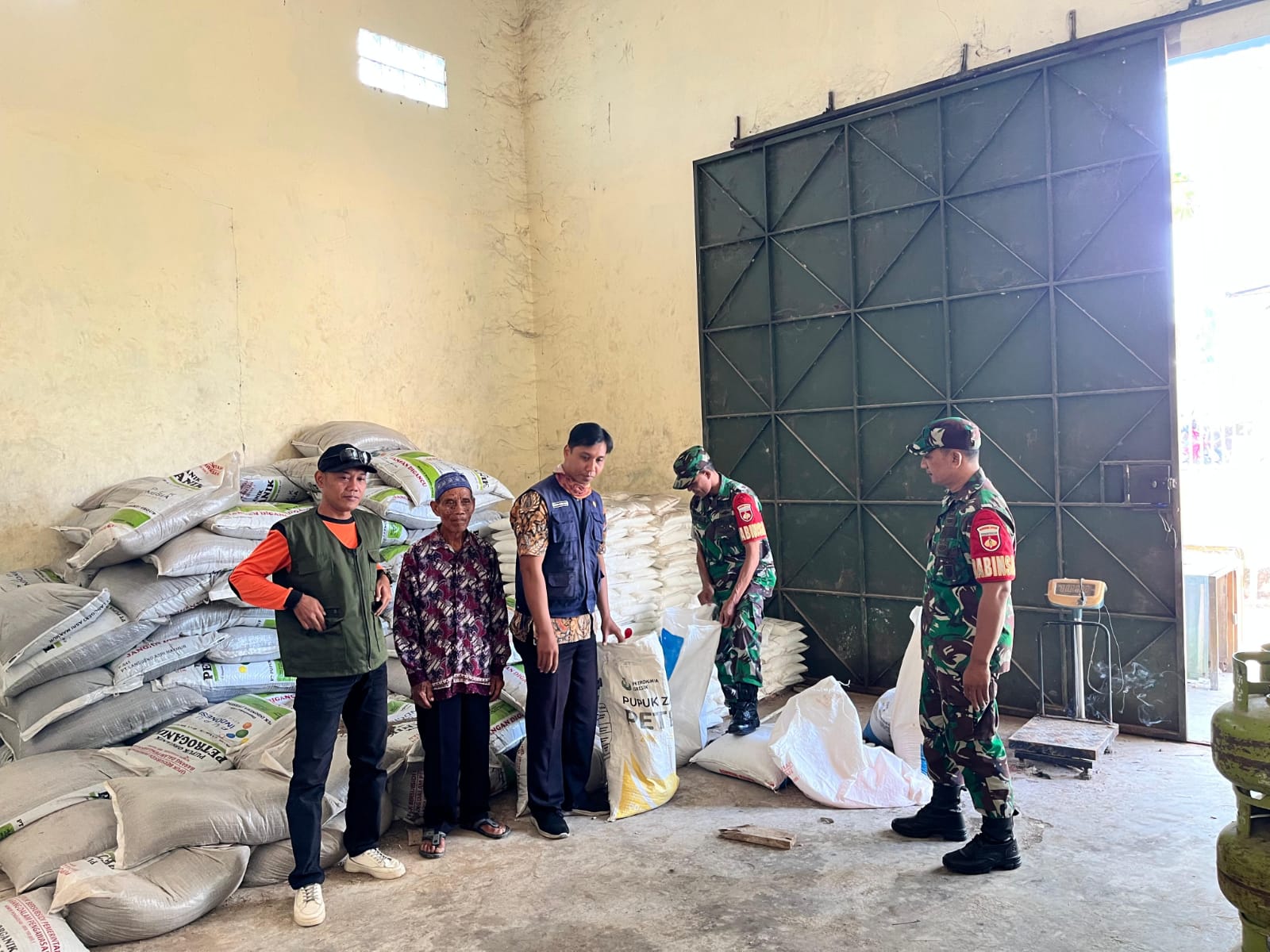 Cegah Penyelewengan, Babinsa Sidak Cek Stok dan Distribusi Pupuk Bersubsidi