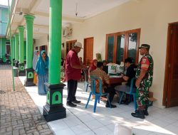 Babinsa Lakukan Pendampingan Pembagian Beras kepada Penerima Manfaat