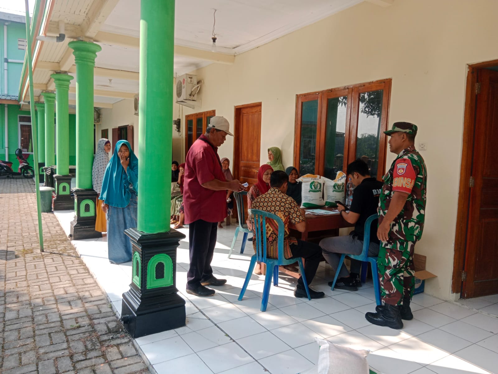 Babinsa Lakukan Pendampingan Pembagian Beras kepada Penerima Manfaat