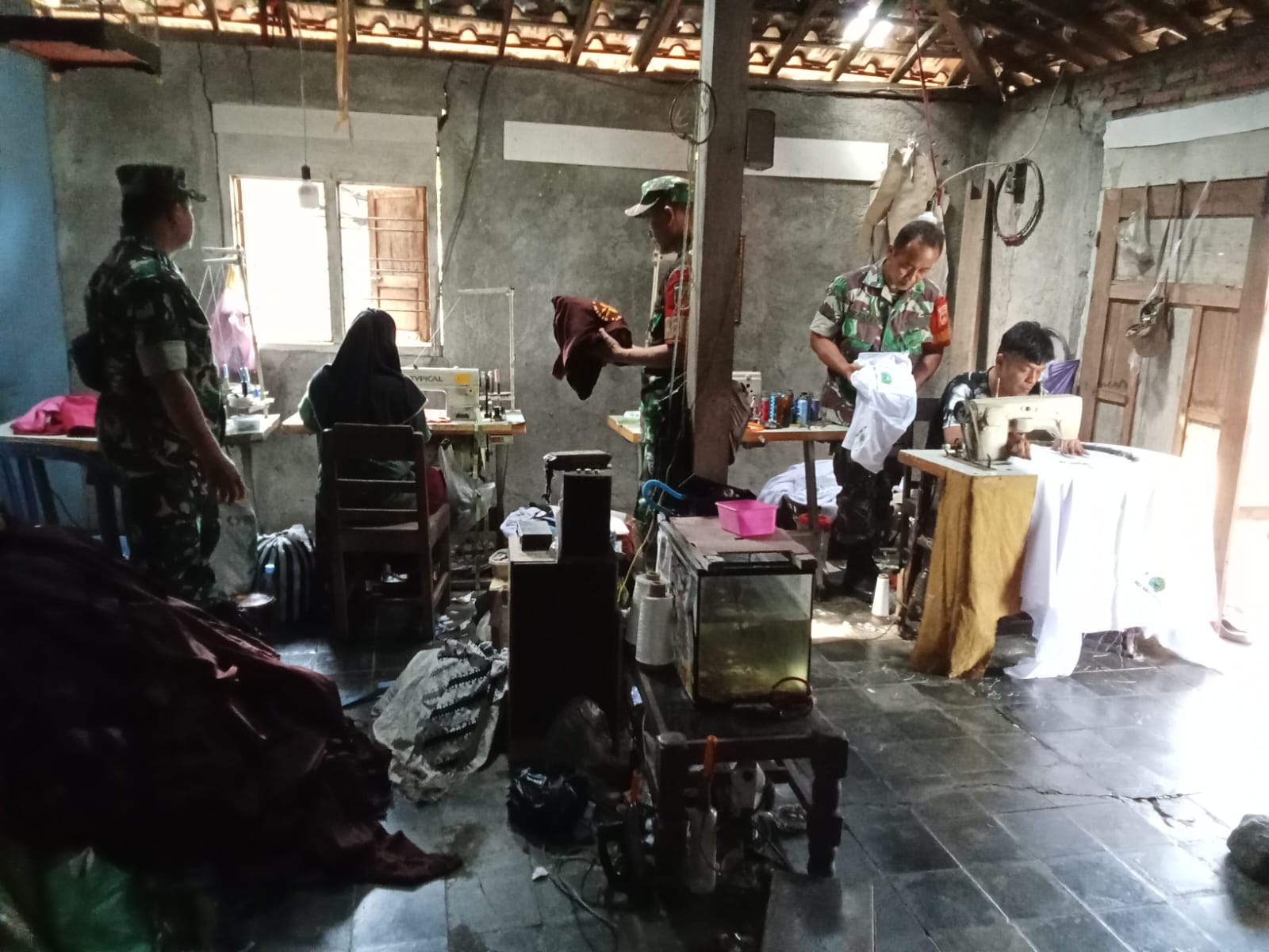 Babinsa Kunjungi UMKM Konveksi Seragam Sekolah, Ini Pesannya