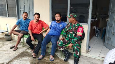 Babinsa Komsos Dengan Warga, Bahas Kondisi Cuaca