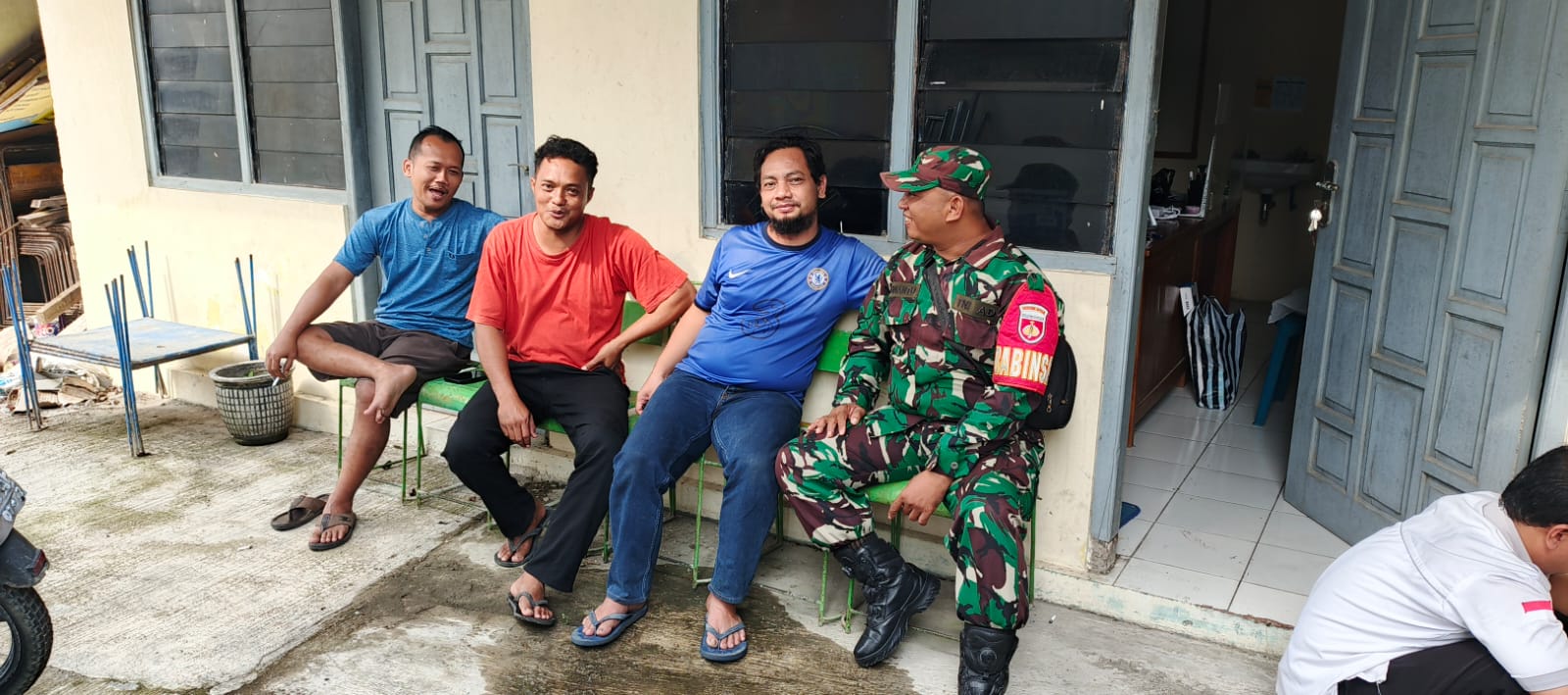 Babinsa Komsos Dengan Warga, Bahas Kondisi Cuaca