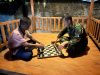 Suasana Akrab, Anggota TMMD Manfaatkan Waktu Luang Bermain Catur Bersama Warga
