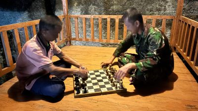 Suasana Akrab, Anggota TMMD Manfaatkan Waktu Luang Bermain Catur Bersama Warga