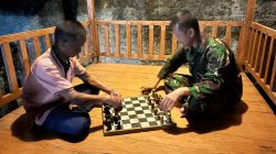 Suasana Akrab, Anggota TMMD Manfaatkan Waktu Luang Bermain Catur Bersama Warga
