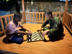 Suasana Akrab, Anggota TMMD Manfaatkan Waktu Luang Bermain Catur Bersama Warga