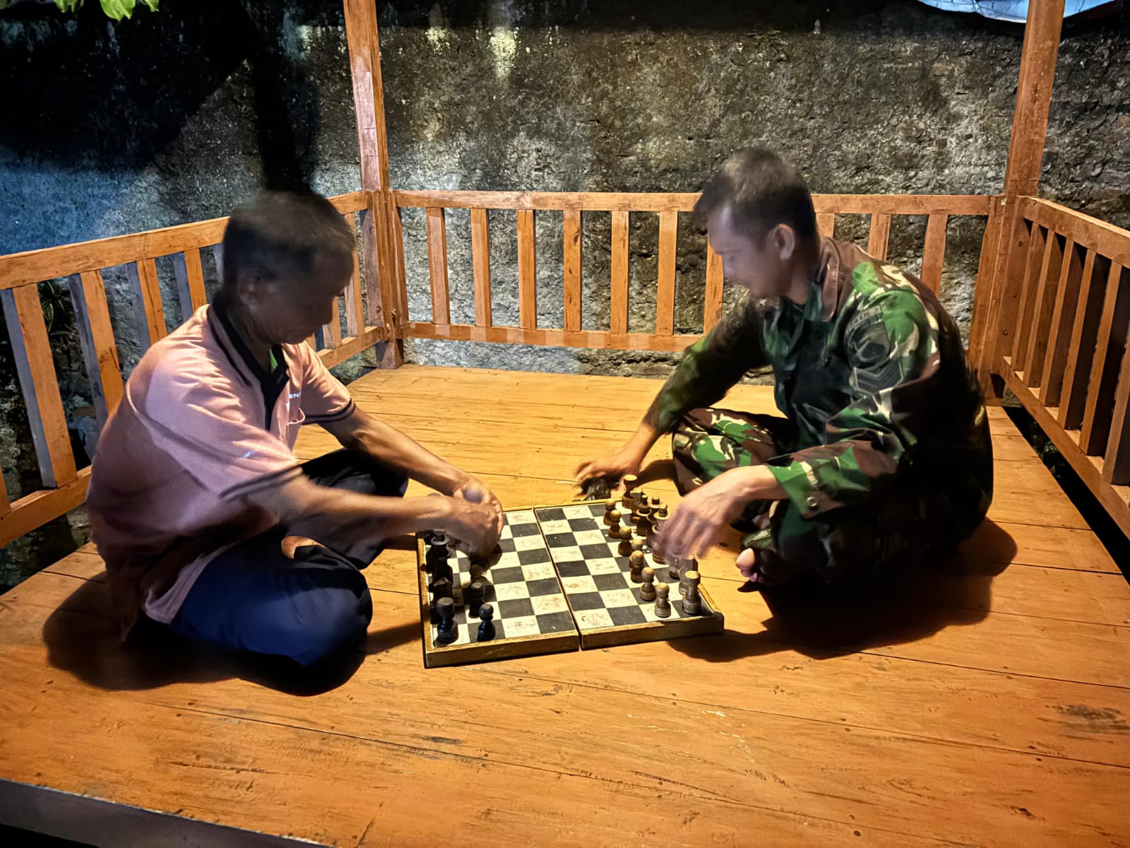 Suasana Akrab, Anggota TMMD Manfaatkan Waktu Luang Bermain Catur Bersama Warga