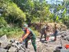 Kerja Bakti Pembangunan Parit Jalan, Babinsa Bersama Warga Kompak Turun ke Lapangan
