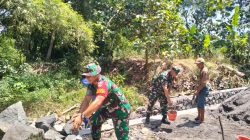 Kerja Bakti Pembangunan Parit Jalan, Babinsa Bersama Warga Kompak Turun ke Lapangan