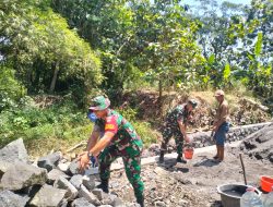Kerja Bakti Pembangunan Parit Jalan, Babinsa Bersama Warga Kompak Turun ke Lapangan