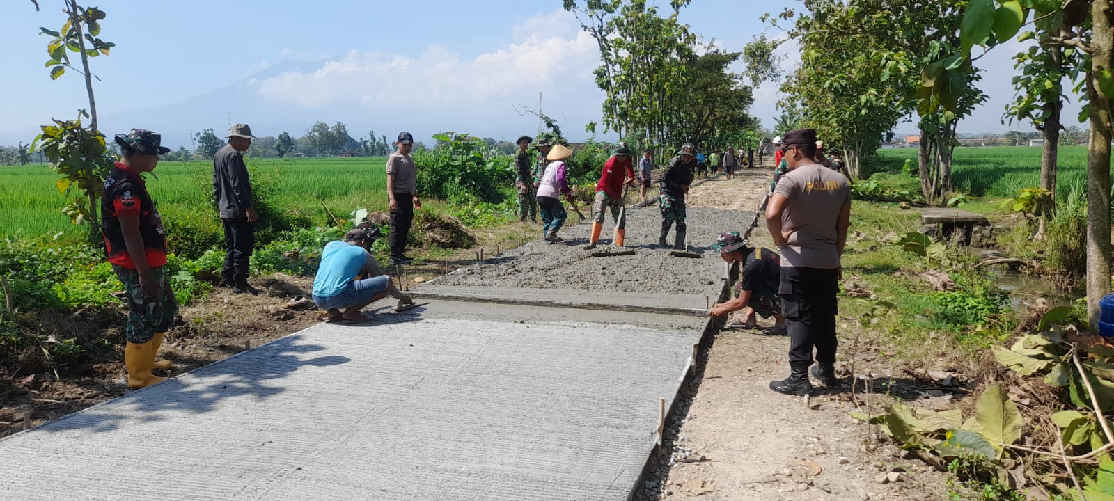 Sinergi TNI, Polri, Pemda dan Warga Percepat TMMD Reguler ke-128 Kodim 0725/Sragen di Desa Puro Kecamatan Karangmalang