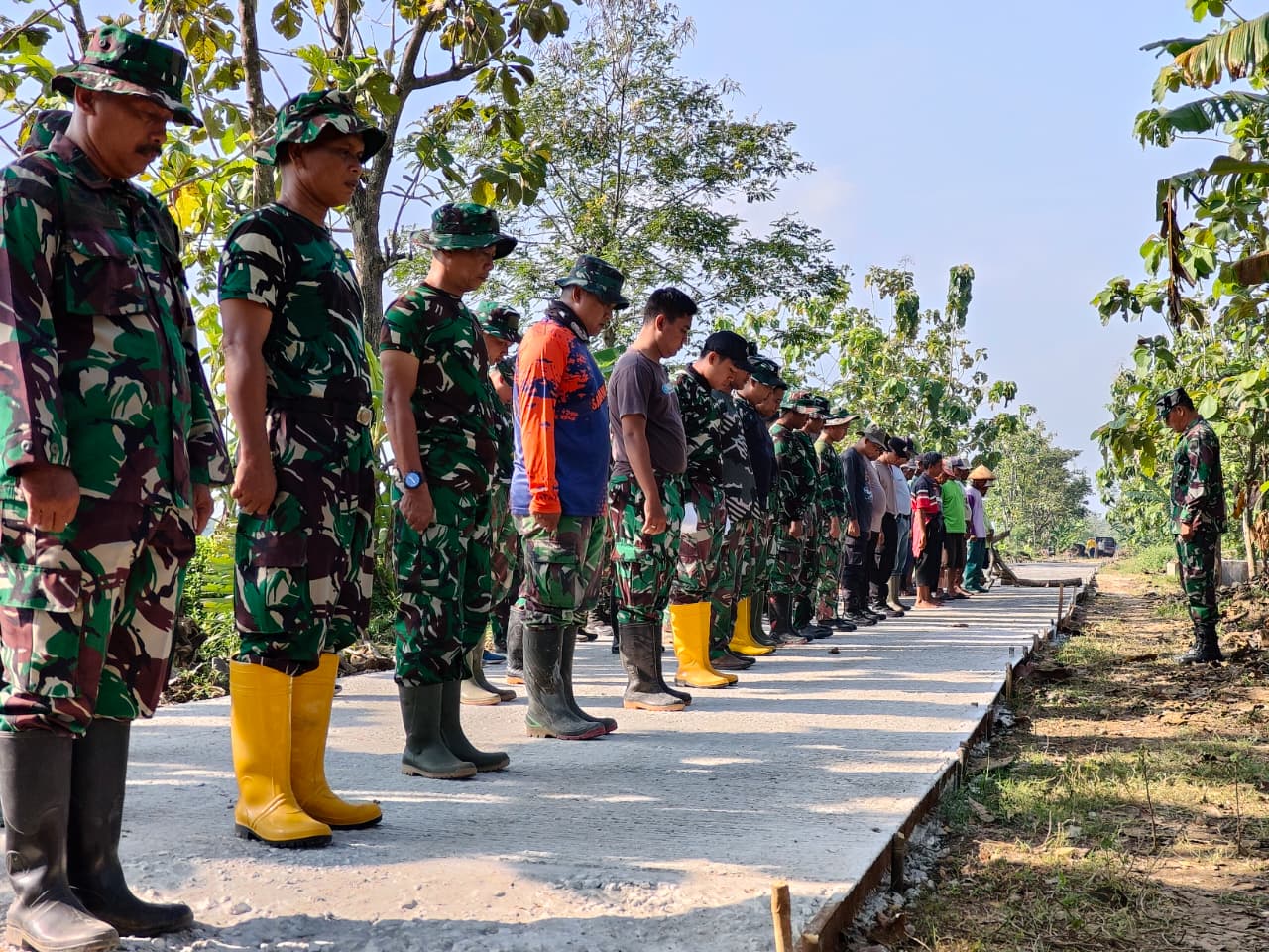 [08.56, 25/4/2026] Pak Mahmud: Cegah Erosi, TNI bangun Talud sepanjang 150m