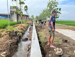 Pengurukan Tanah Pada Sisi Dalam Talud Anggota Satgas TMMD Dan Masyarakat Bersinergi