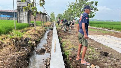 Pengurukan Tanah Pada Sisi Dalam Talud Anggota Satgas TMMD Dan Masyarakat Bersinergi