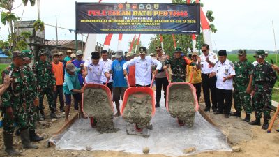 Peletakan batu pertama oleh Sekda provinsi Jateng, tandai cor blok jalan