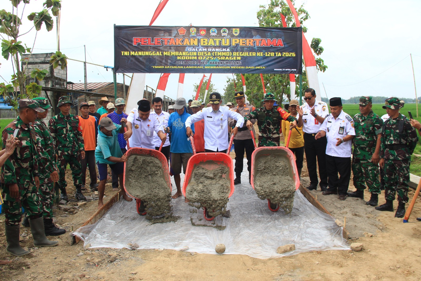 Peletakan batu pertama oleh Sekda provinsi Jateng, tandai cor blok jalan