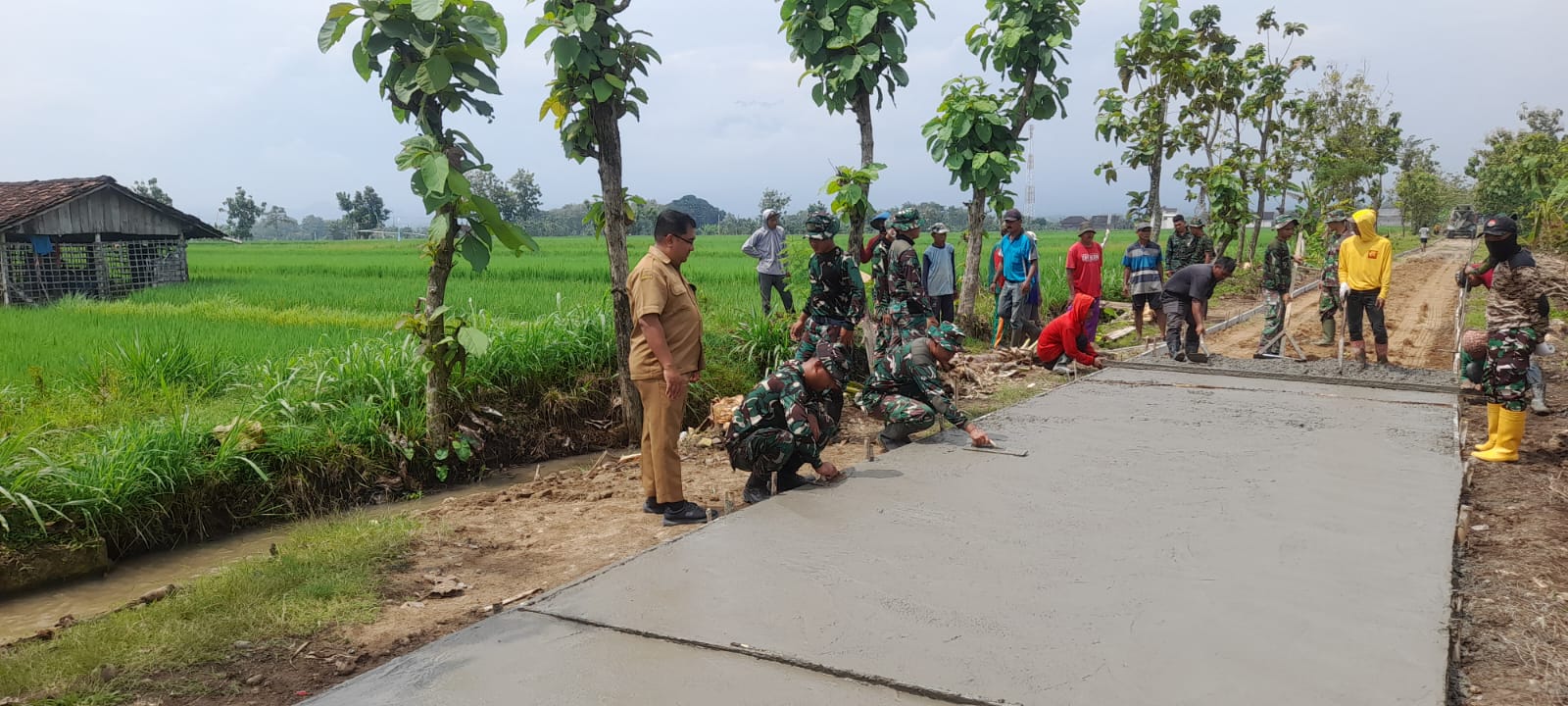 Perangkat Desa Terjun Lokasi