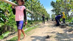 Satgas TMMD Bersama Warga Melangsir Begesting Besi Untuk Betonisasi Jalan