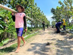 Satgas TMMD Bersama Warga Melangsir Begesting Besi Untuk Betonisasi Jalan