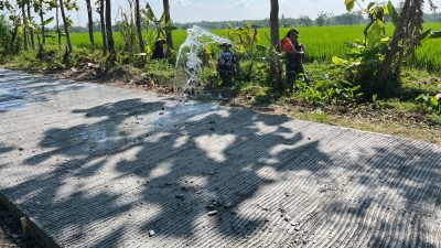 Penyiraman Beton Meningkatkan Kualitas Beton Di Lokasi TMMD Reg Ke-128 Kodim 0725/Sragen